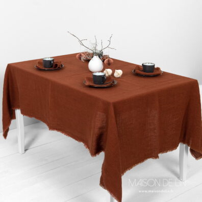 Nappe brun argile en lin lavé en un design fine subtile.