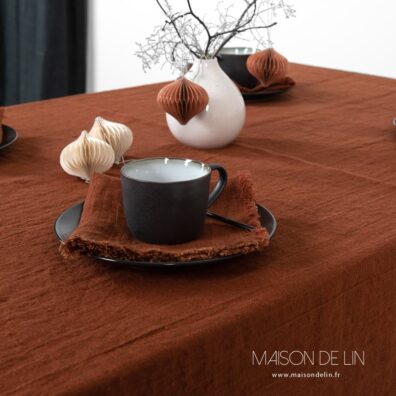 Nappe brun argile en lin lavé en un design avec franges.