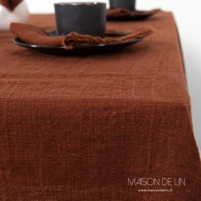 Nappe brun argile en lin lavé en un design avec franges.