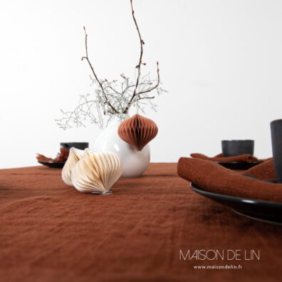 Nappe brun argile en lin lavé en un design avec franges.