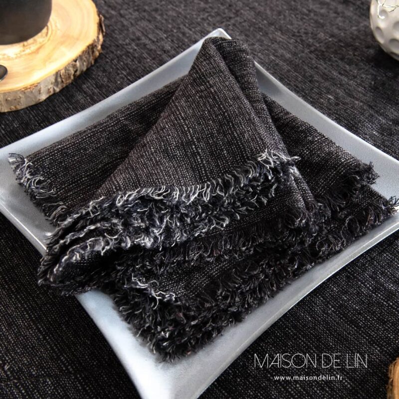Serviette lin noir gris en design subtile, tissu lavé.