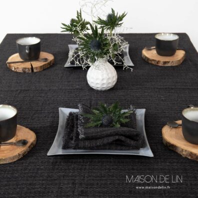 Serviette lin noir gris en design subtile, tissu lavé. Type du bord – avec petit 1,5 cm. franges.