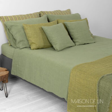 Housse de couette de lin vert olive, lavée, finition simple, boutonée en bas.