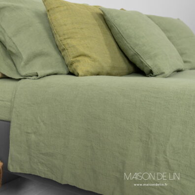 Housse de couette de lin vert olive, lavée, finition simple, boutonée en bas.