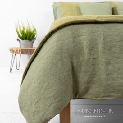 Housse de couette de lin vert olive, lavée, finition simple, boutonée en bas.