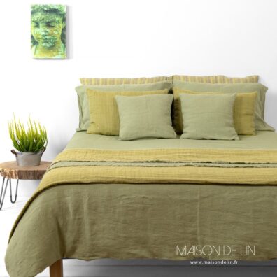 Linge de lit lin lavé vert olive "Oliv" composée de housse de couette, de taie d'oreille et de drap.