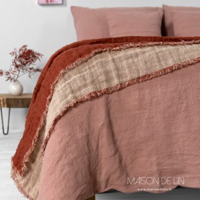 Housse de couette de lin rose argile, lavée, finition simple, boutonée en bas.