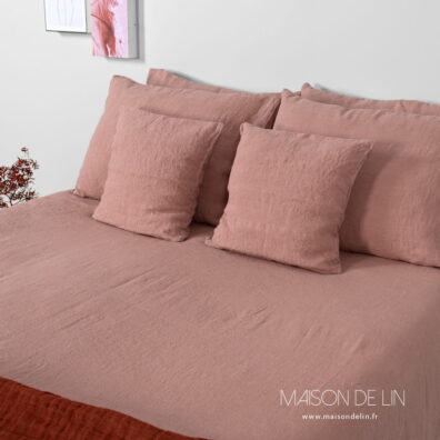 Housse de couette de lin rose argile, lavée, finition simple, boutonée en bas.