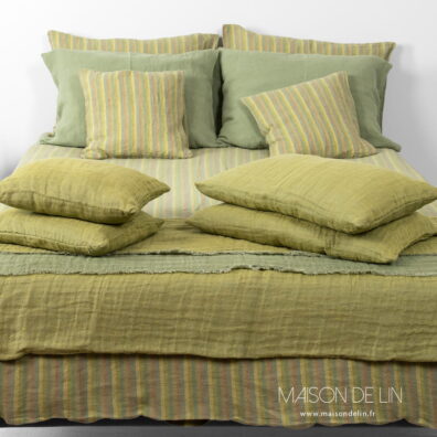 Housse de coussin vert olive en lin lavé.