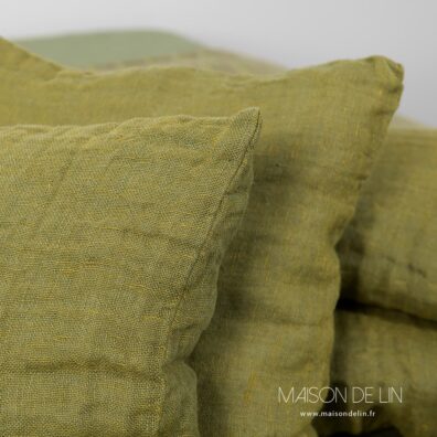 Housse de coussin vert olive en lin lavé, double face en couleurs vert clair et vert jaune olive, avec fermeture éclair.