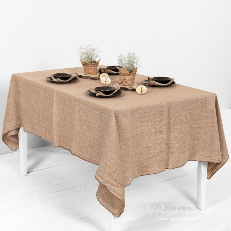Nappe lin lavé en couleur brun clair de design subtile de rayures.