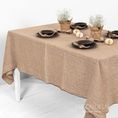 Nappe lin lavé en couleur brun clair de design subtile de rayures.