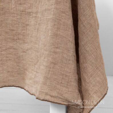 Nappe lin lavé en couleur brun clair de design subtile de rayures avec couture décorative babylock.