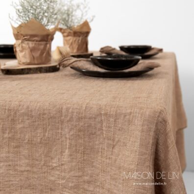 Nappe lin lavé en couleur brun clair de design subtile de rayures avec couture décorative babylock.