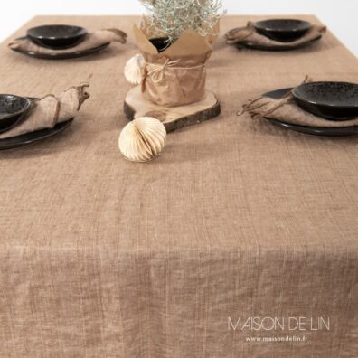Nappe lin lavé en couleur brun clair de design subtile de rayures.
