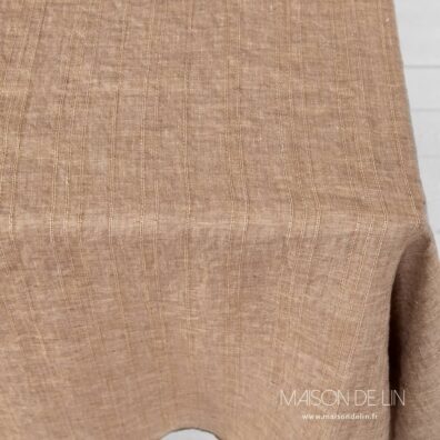 Nappe lin lavé en couleur brun clair de design subtile de rayures.