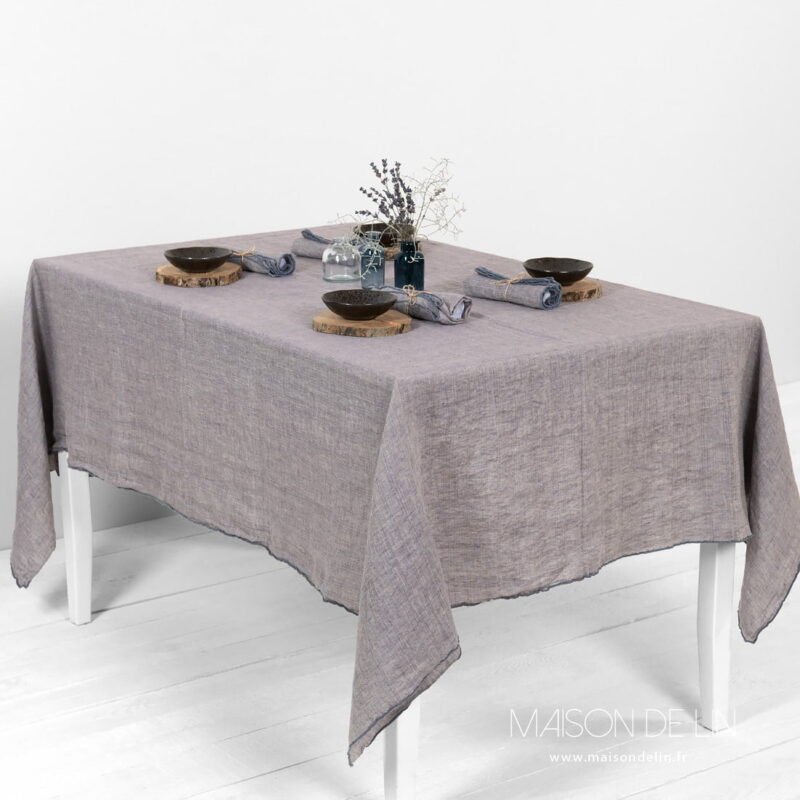 Nappe violet pastel en lin lavé de design subtile de rayures.