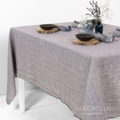 Nappe violet pastel en lin lavé de design subtile de rayures.