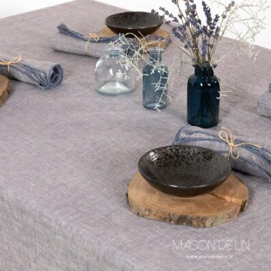 Nappe violet pastel en lin lavé de design subtile de rayures.