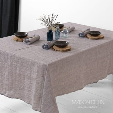 Nappe violet pastel en lin lavé de design subtile de rayures.