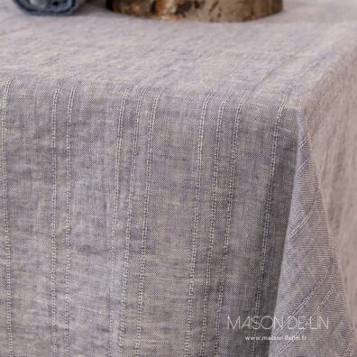 Nappe violet pastel en lin lavé de design subtile de rayures avec couture décorative babylock de tous les côtés.