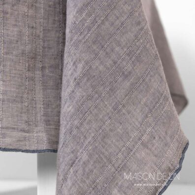 Nappe violet pastel en lin lavé de design subtile de rayures avec couture décorative babylock.