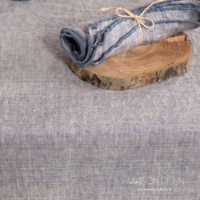 Nappe violet pastel en lin lavé de design subtile de rayures avec couture décorative babylock.