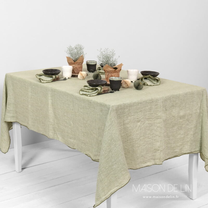 Nappe vert olive en lin lavé de design subtile de rayures.