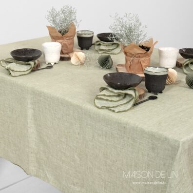 Nappe vert olive en lin lavé de design subtile de rayures.