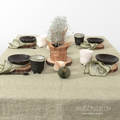 Nappe vert olive en lin lavé de design subtile de rayures.