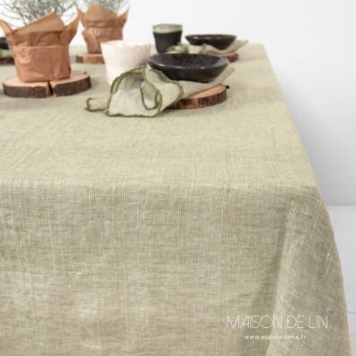 Nappe vert olive en lin lavé de design subtile de rayures avec couture décorative babylock de tous les côtés.