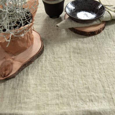 Nappe vert olive en lin lavé de design subtile de rayures avec couture décorative babylock.