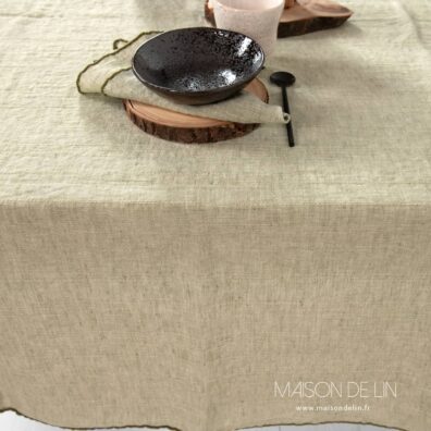 Nappe vert olive en lin lavé de design subtile de rayures avec couture décorative babylock.