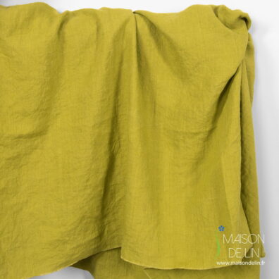 Tissu jaune vert de lin lavé en armure toile, poids medium.