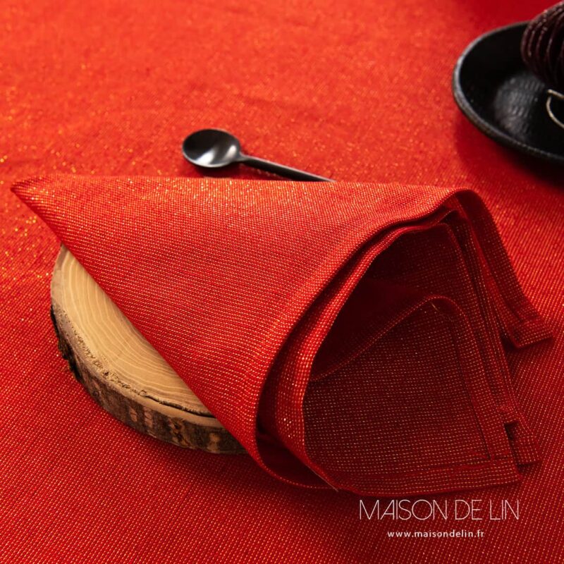 Serviette rouge lin cotton avec fils de lurex en couleur d`or.