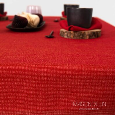 Nappe rouge lin coton avec fils de lurex en couleur d`or.