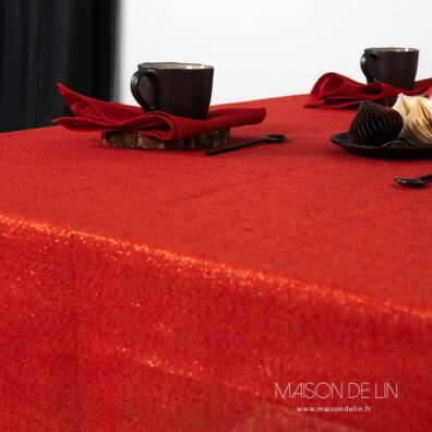 Nappe rouge lin coton avec fils de lurex en couleur d`or.