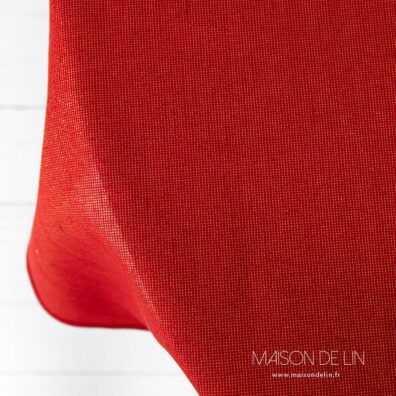 Nappe ronde rouge en lin coton avec fils de lurex d`or.