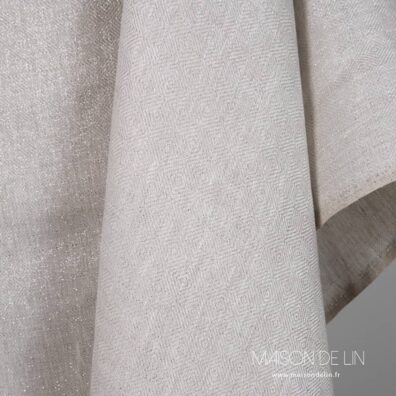 Tissus lin lurex en couleur gris clair en design très délicate de rhombes.