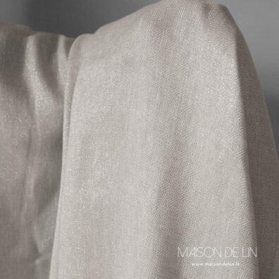 Tissus lin lurex en couleur gris clair en design très délicate de rhombes avec lurex.