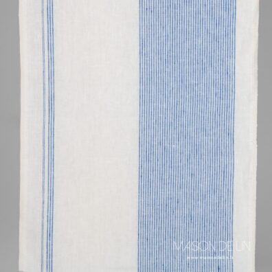 Lin étroit blanc cassé en rayures bleues. Largeur de tissu est 50cm.