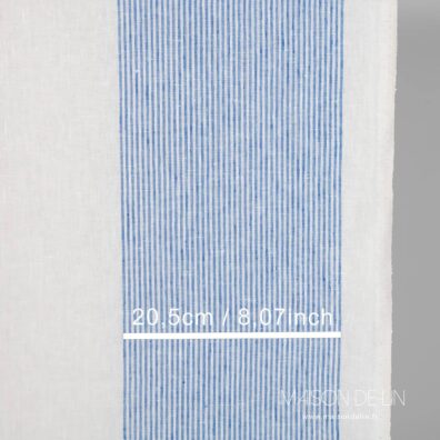 Lin étroit blanc cassé en rayures bleues fines.