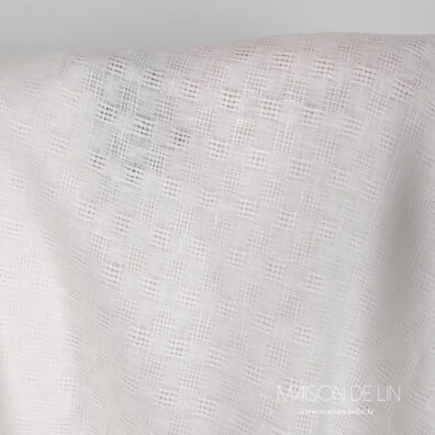 Tissu blanc ajouré 100% lin, couleur blanc cassé.