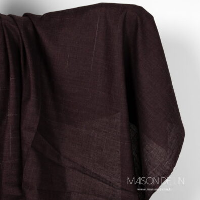 Tissu lin bordeaux foncé avec rayures accidentelles.
