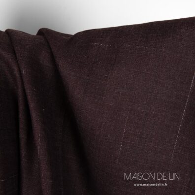 Tissu lin bordeaux foncé avec rayures accidentelles.