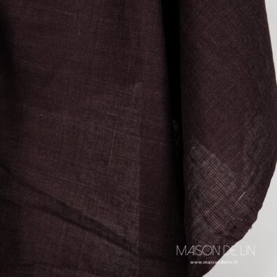 Tissu lin bordeaux foncé avec rayures accidentelles.