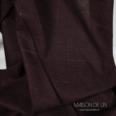 Tissu lin bordeaux foncé avec rayures accidentelles.
