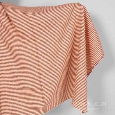 Tissu carreaux rouge, jaune et blanc.
