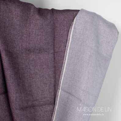 Tissu pourpre gris en lin avec fils de lurex en couleur argent.