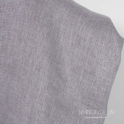 Tissu pourpre gris en lin avec fils de lurex.